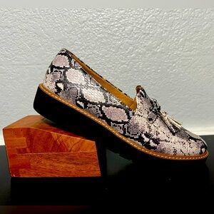 Naturalizer, women slip-on loafers, snake design.